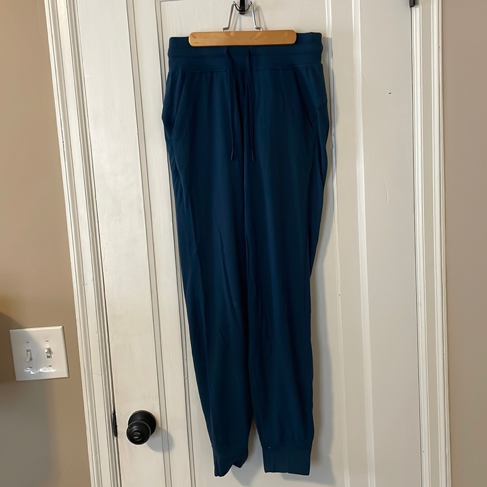 lululemon align joggers, size 4 i think